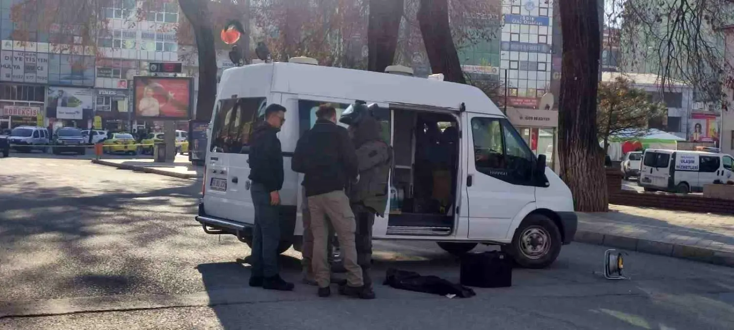 Iğdır Belediyesi Önündeki Şüpheli Paket Fünye ile Patlatıldı