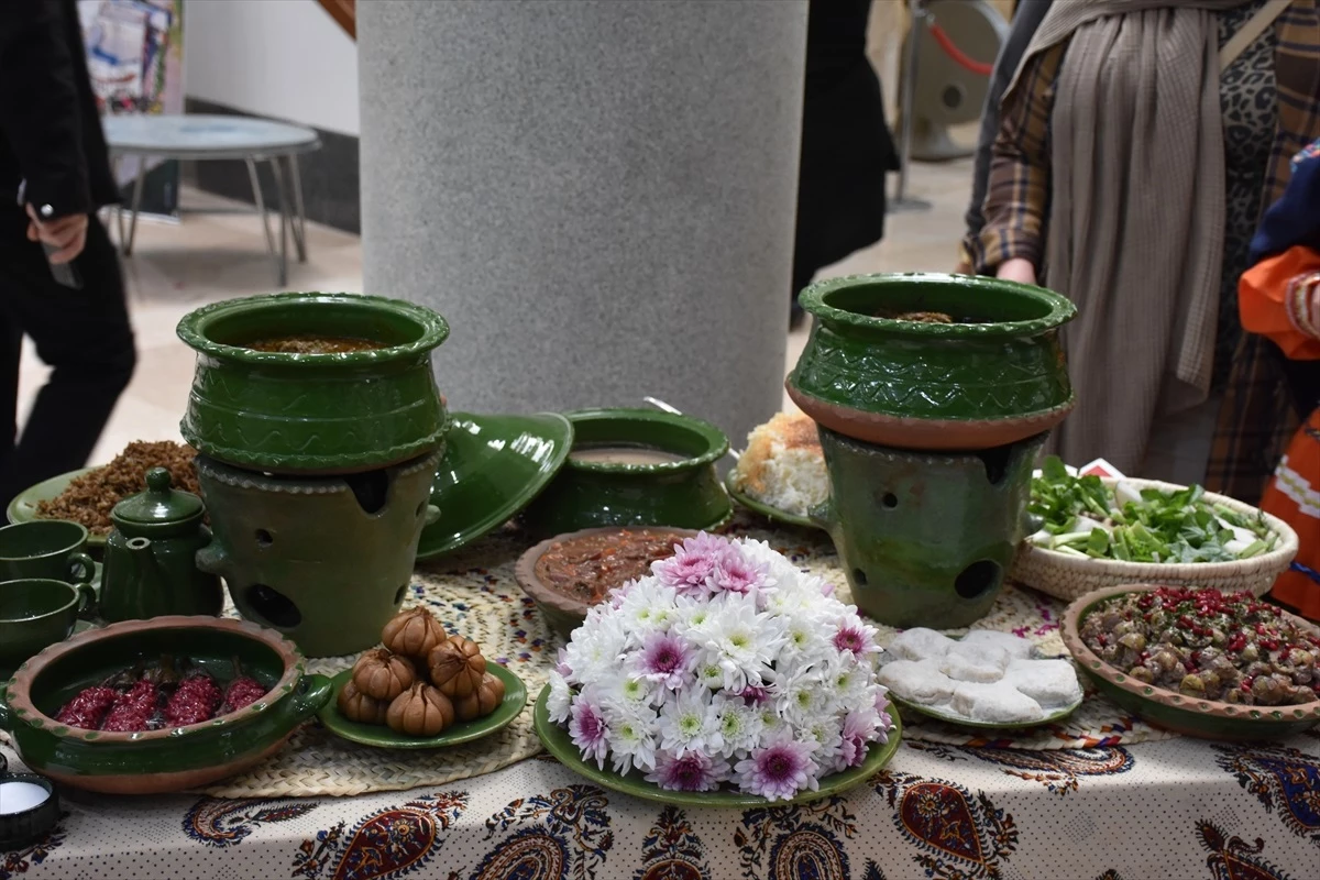 İran\'da düzenlenen yemek festivalinde yöresel yemekler sergilendi