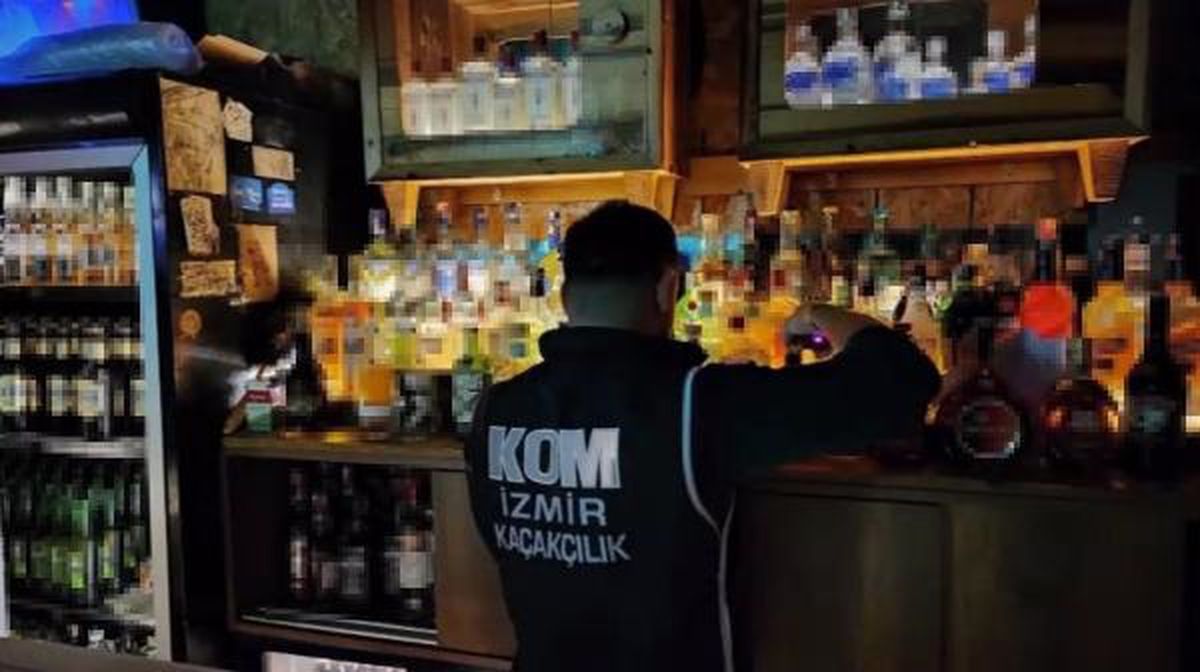 İzmir\'de Yılbaşı Öncesi Sahte İçki Operasyonu: 3,7 Ton Etiketli Etil Alkol Ele Geçirildi