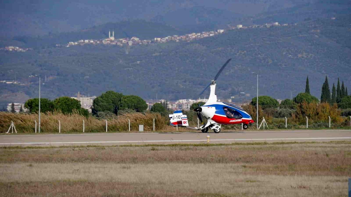 Balıkesir Jandarma, Zeytin Hırsızlıklarını Önlemek İçin Gyrocopter Kullanıyor