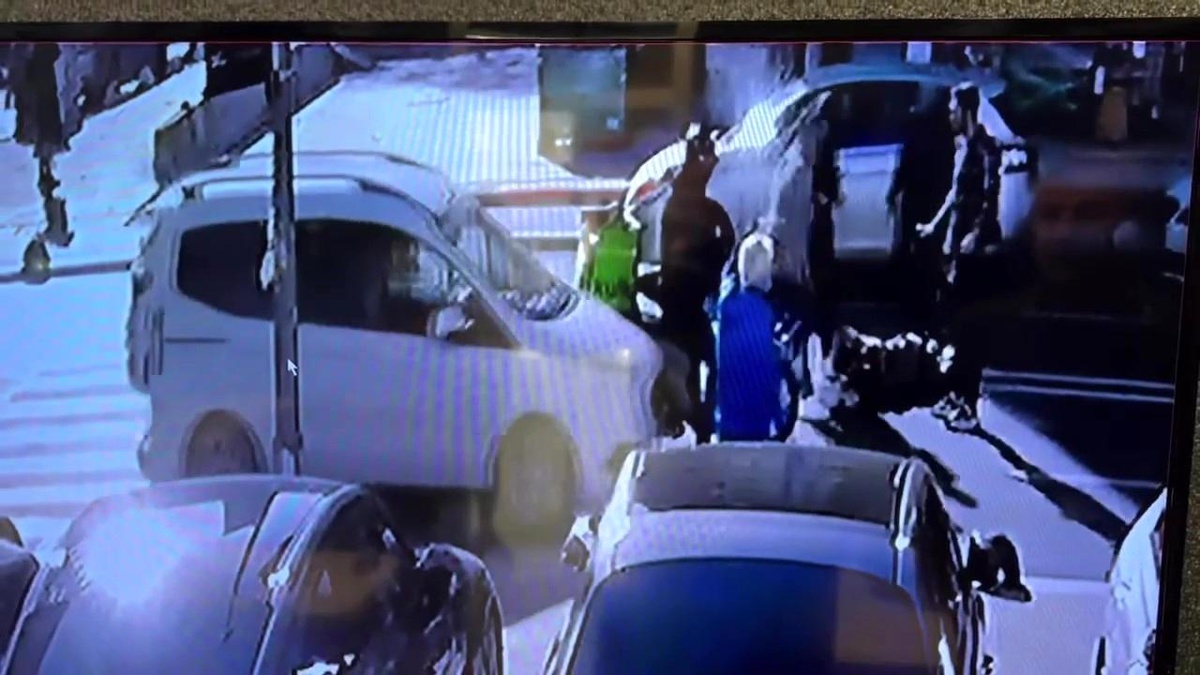 Kadıköy\'de yaya geçidinden yolun karşısına geçen kadına otomobil çarptı
