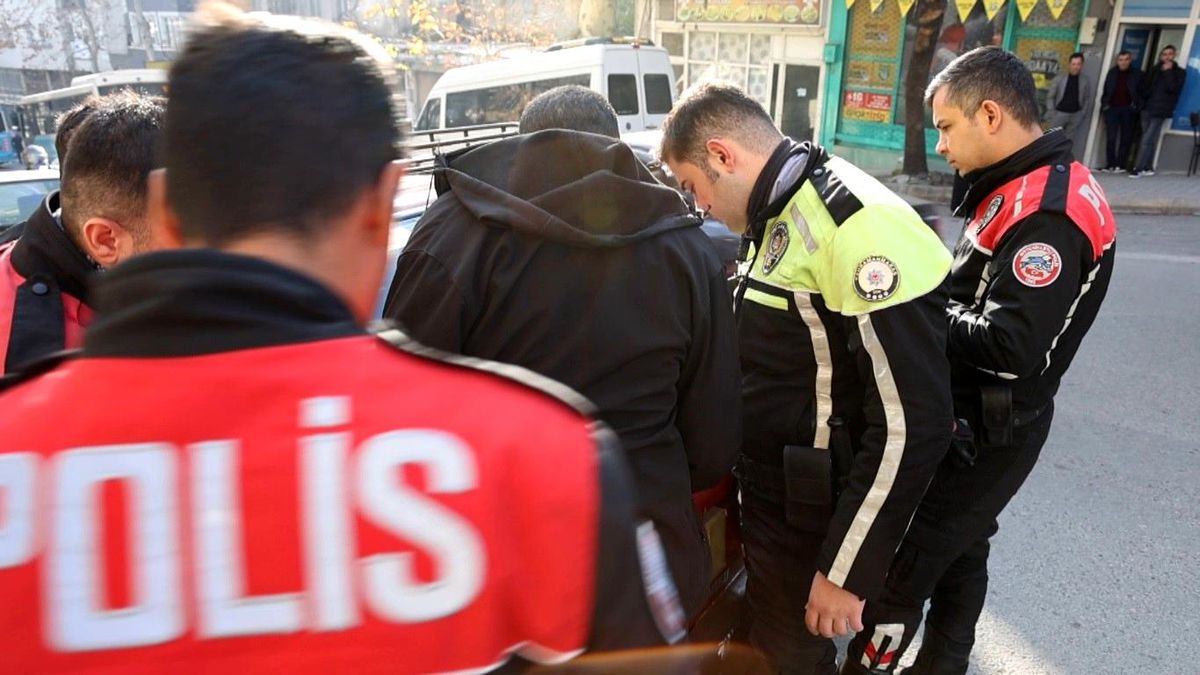 Kahramanmaraş\'ta polis ekipleri \'dur\' ihtarına uymayan sürücüye cezai işlem uyguladı