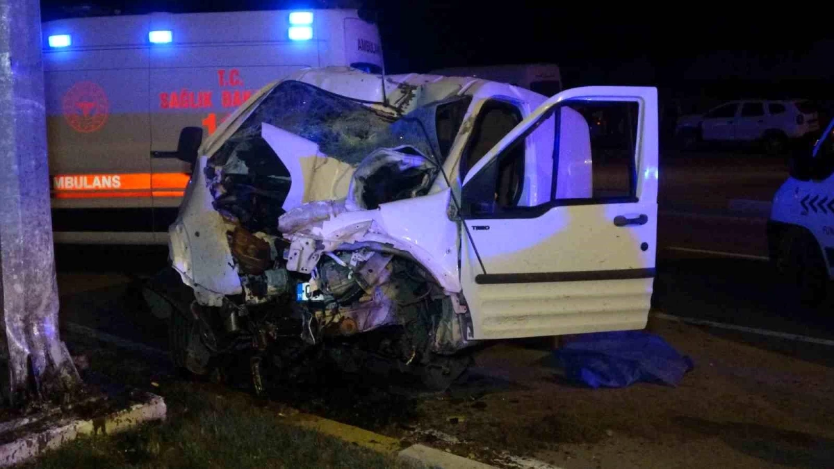 Denizli\'de hafif ticari araç kazası: Sürücü hayatını kaybetti