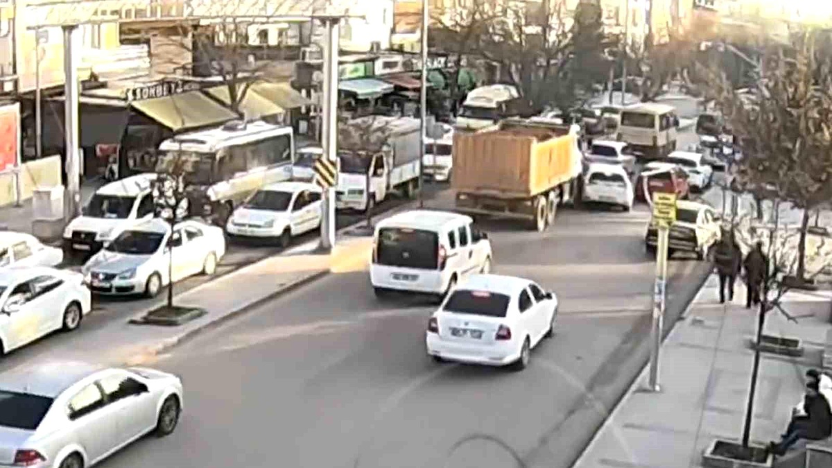 Kırıkkale\'de Kafa Kafaya Çarpışan Otomobillerin Kaza Anı Kameralara Yansıdı