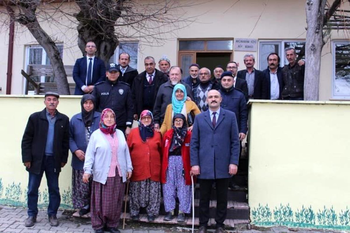 Bilecik İlçe Kaymakamı, Akçakavak Köyü\'nde Halkın Taleplerini Dinledi