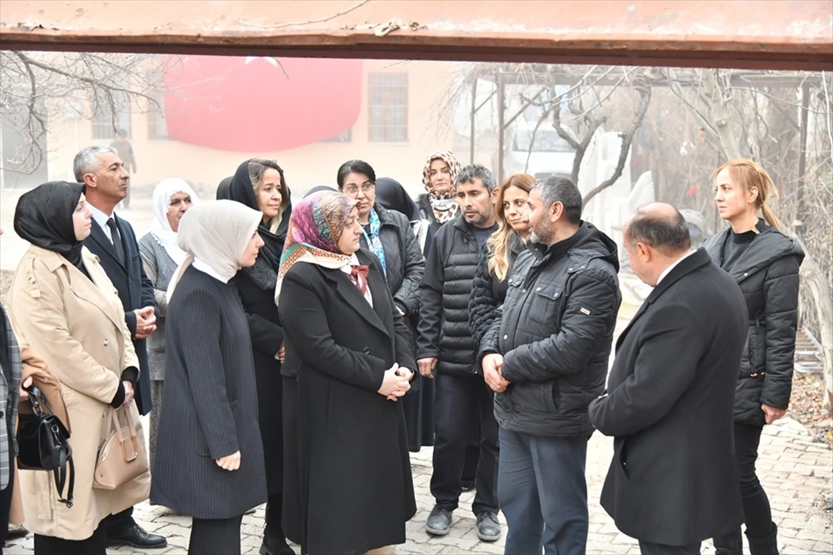 Malatya Valisi Ersin Yazıcı\'nın eşi şehit ailesini ziyaret etti