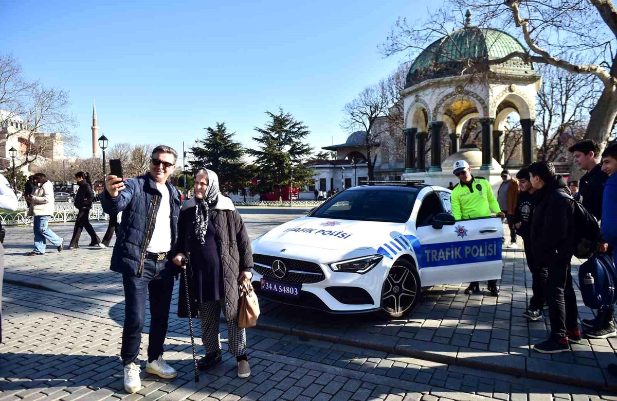 İstanbul Emniyet Müdürlüğü\'ne verilen lüks araçlar turistik noktalarda sergileniyor