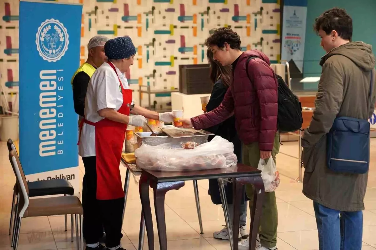 Menemen Belediyesi, Bakırçay Üniversite öğrencilerine sıcak çorba ikram ediyor