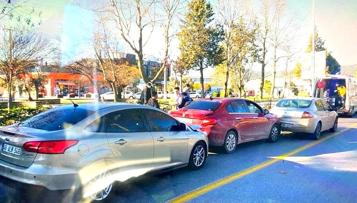 Muğla\'da Zincirleme Trafik Kazası: 1 Yaralı