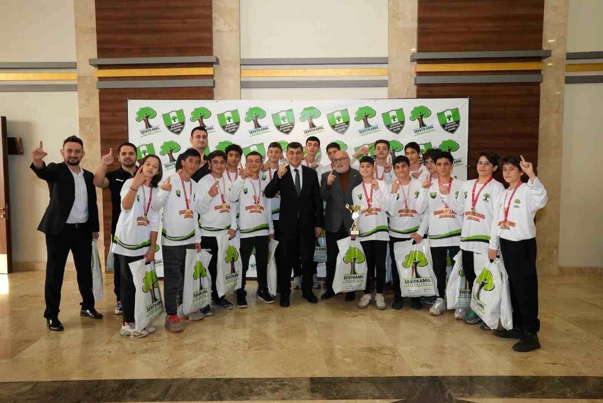Şehitkamil Belediye Spor Kulübü, U14 Erkekler Basketbol Ligi\'nde şampiyon oldu