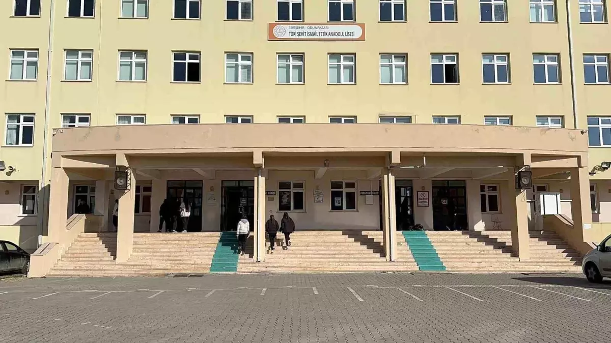 Eskişehir\'de Lise Öğrencisi Okuldan İzinsiz Çıkmak İsterken Yaralandı