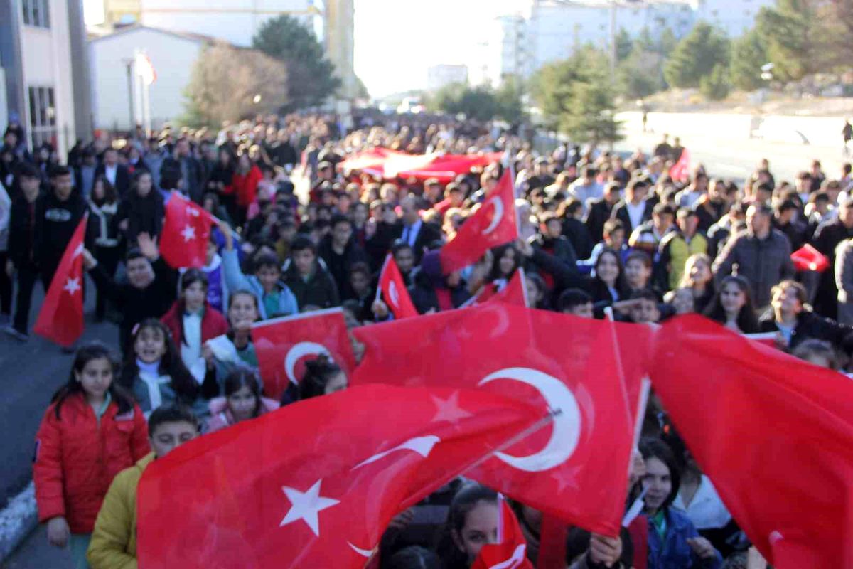 Sivas\'ın Zara ilçesinde Şehitlere Saygı Yürüyüşü düzenlendi