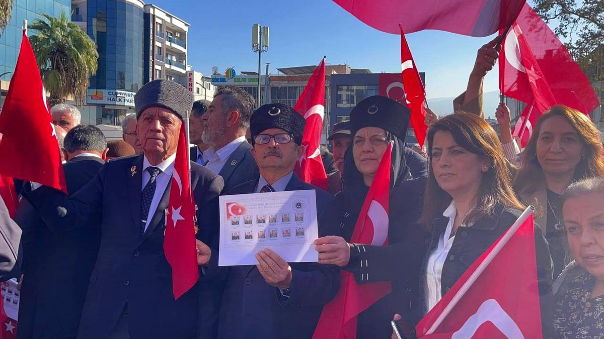 Osmaniye\'de gaziler ve şehit aileleri, şehit olan askerleri andı