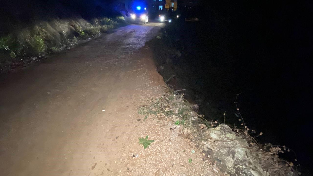 Kocaeli\'de otomobil uçurumdan dere yatağına uçtu, sürücü kurtarıldı