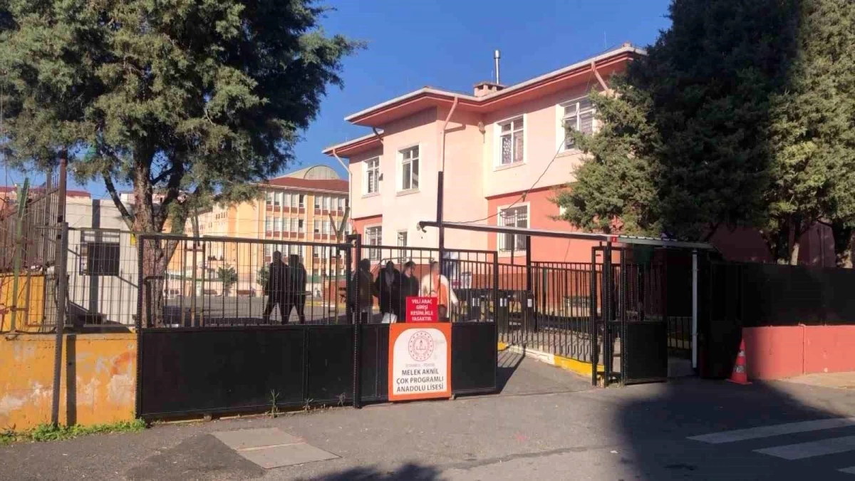 Pendik\'te Lisede Bıçaklı Saldırı: Öğrenci Yaralandı, Saldırgan Gözaltına Alındı