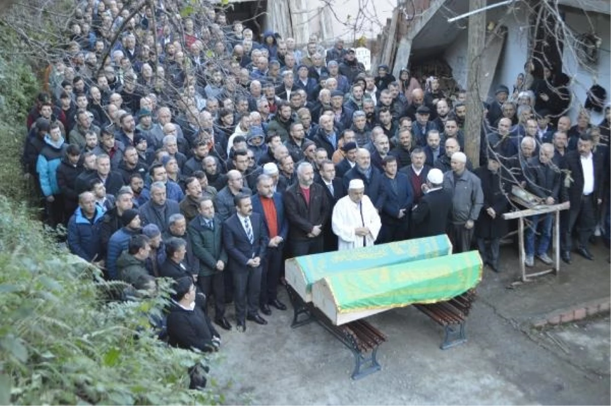 Kuzey Marmara Otoyolu\'nda yoğun sis nedeniyle meydana gelen zincirleme kazada hayatını kaybedenlerin cenazesi Görele\'de toprağa verildi