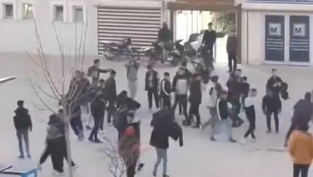 Şanlıurfa'da Kız Öğrenciler Arasında Tekmeli-Tokatlı Kavga