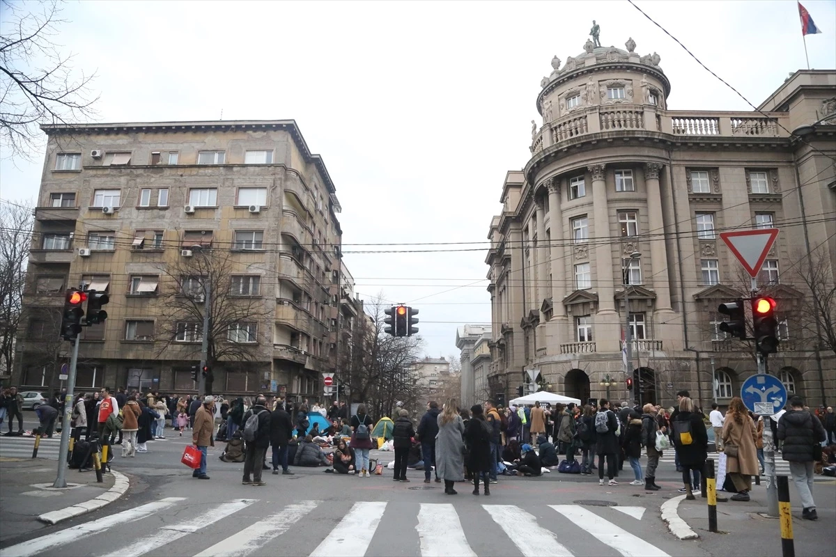 Sırbistan\'da muhalefetin iddiaları üzerine öğrenciler yol kapatma eylemi düzenledi