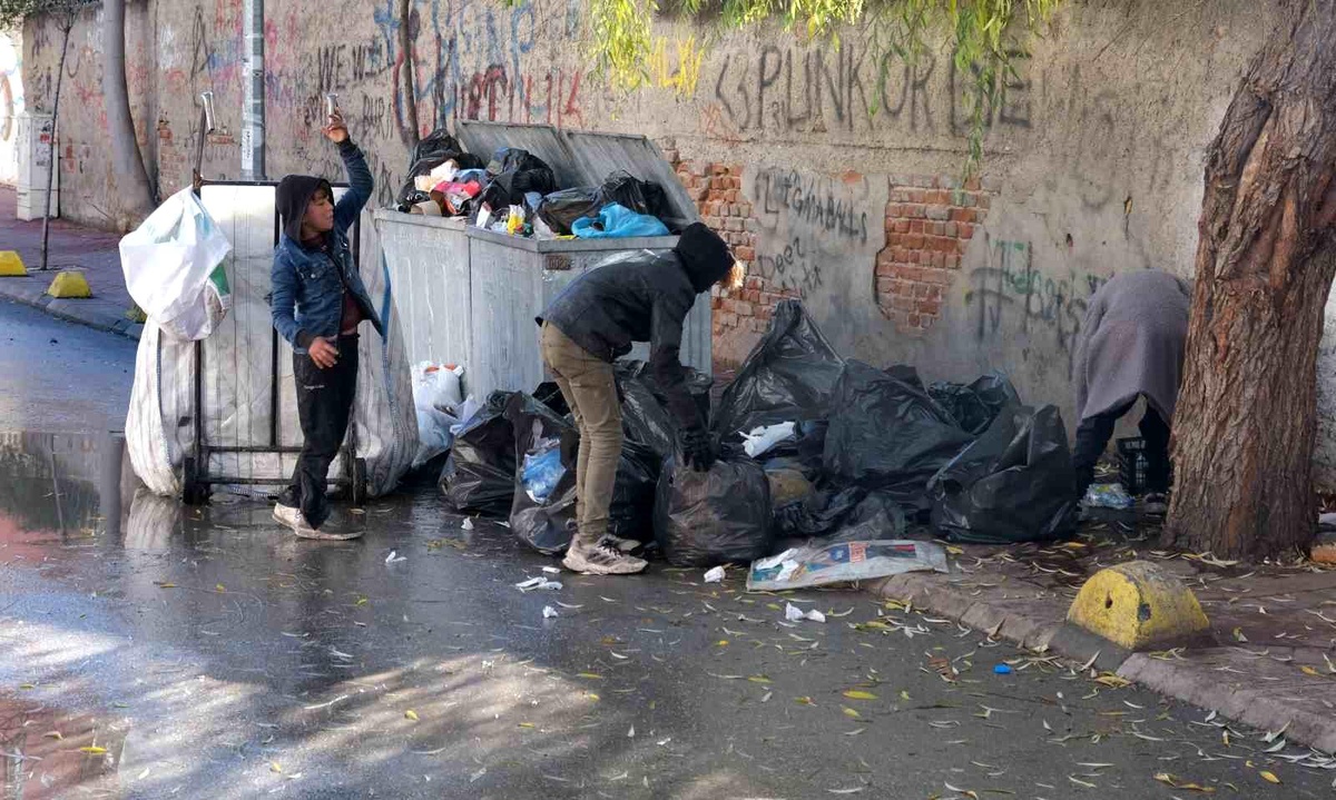 Eskişehir\'de Karton ve Plastik Toplayan Minik Çocuklar