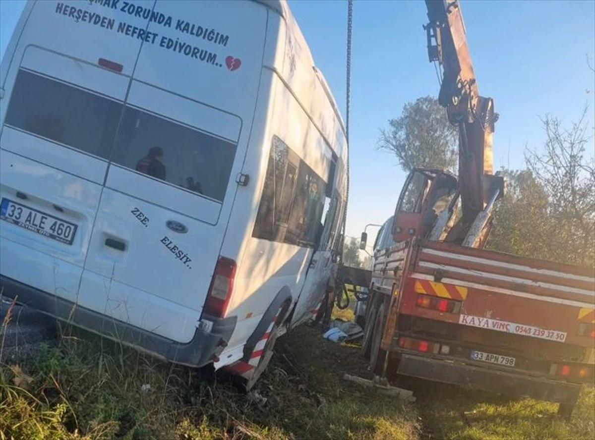 Tarsus\'ta Minibüs Devrilmesi Sonucu Operatör Hayatını Kaybetti