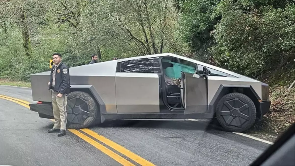 Tesla Cybertruck ilk kazasını yaptı! Kafa kafaya çarpıştığı araç haşat oldu