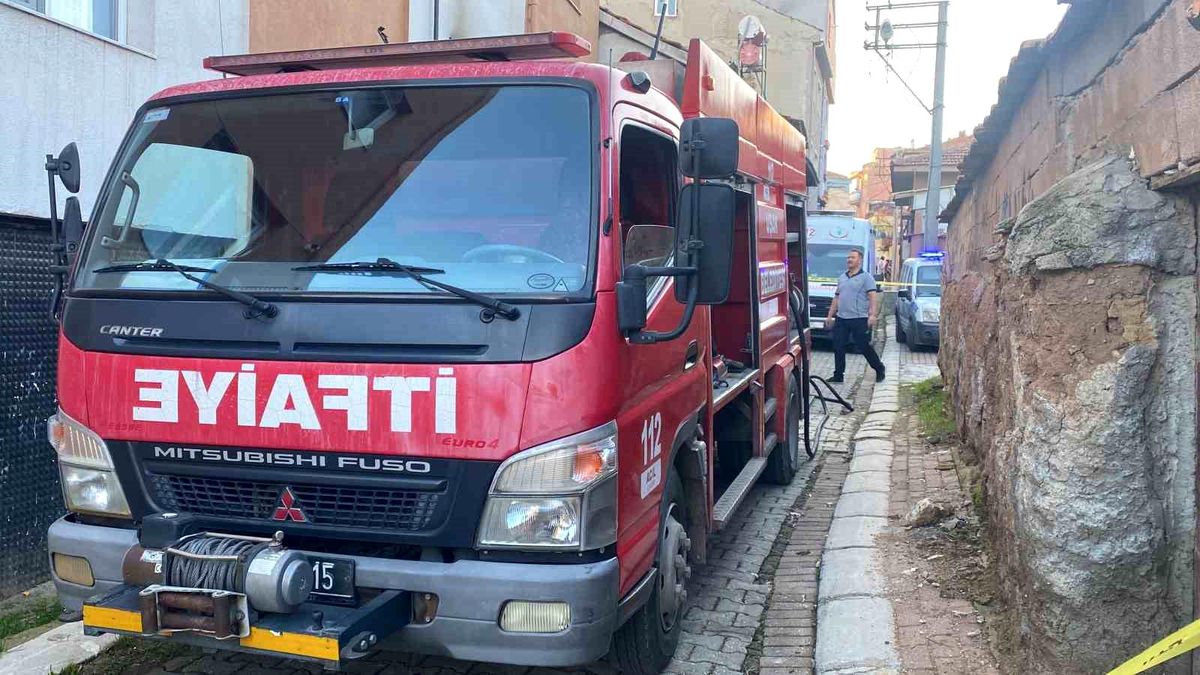 Uşak\'ta 3 Katlı Binada Çıkan Yangında Bir Kişi Dumandan Etkilendi