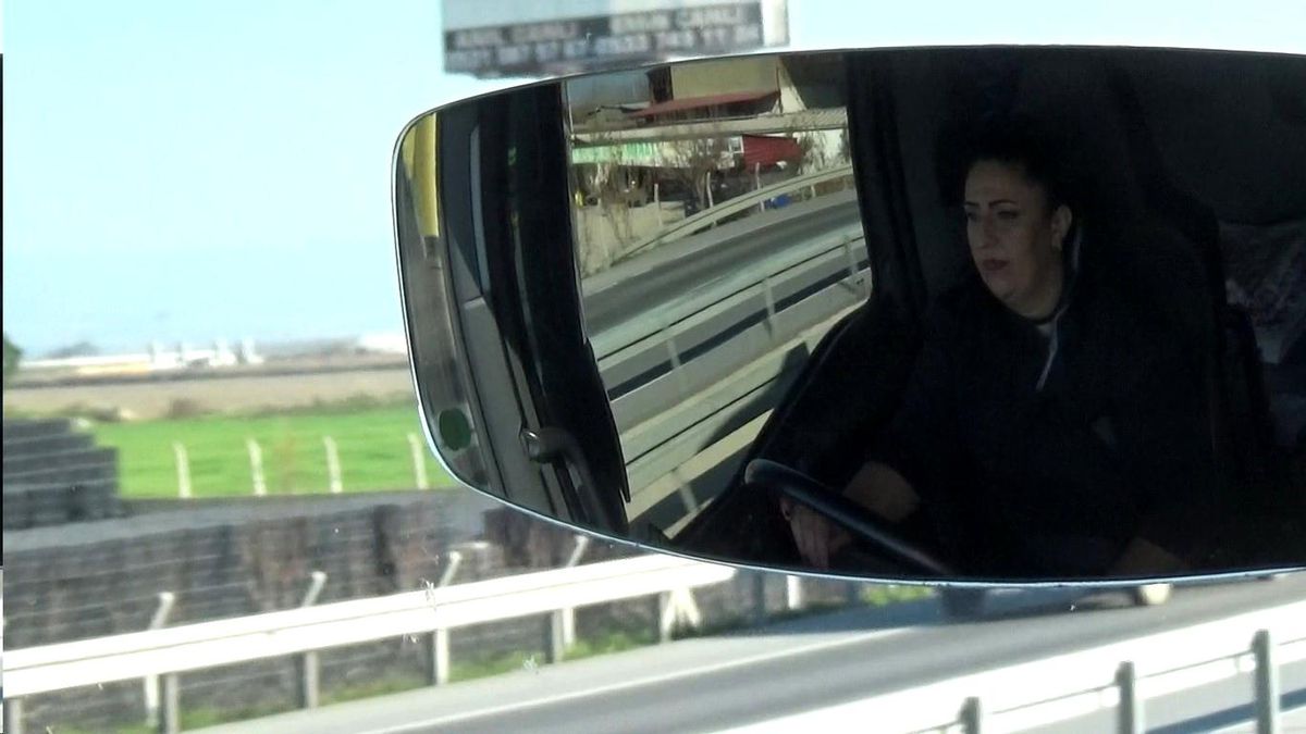 Manisa\'da 2 Çocuk Annesi Kadın, Eşinin İnatlaşmasına Rağmen Tır Şoförlüğü Yapıyor