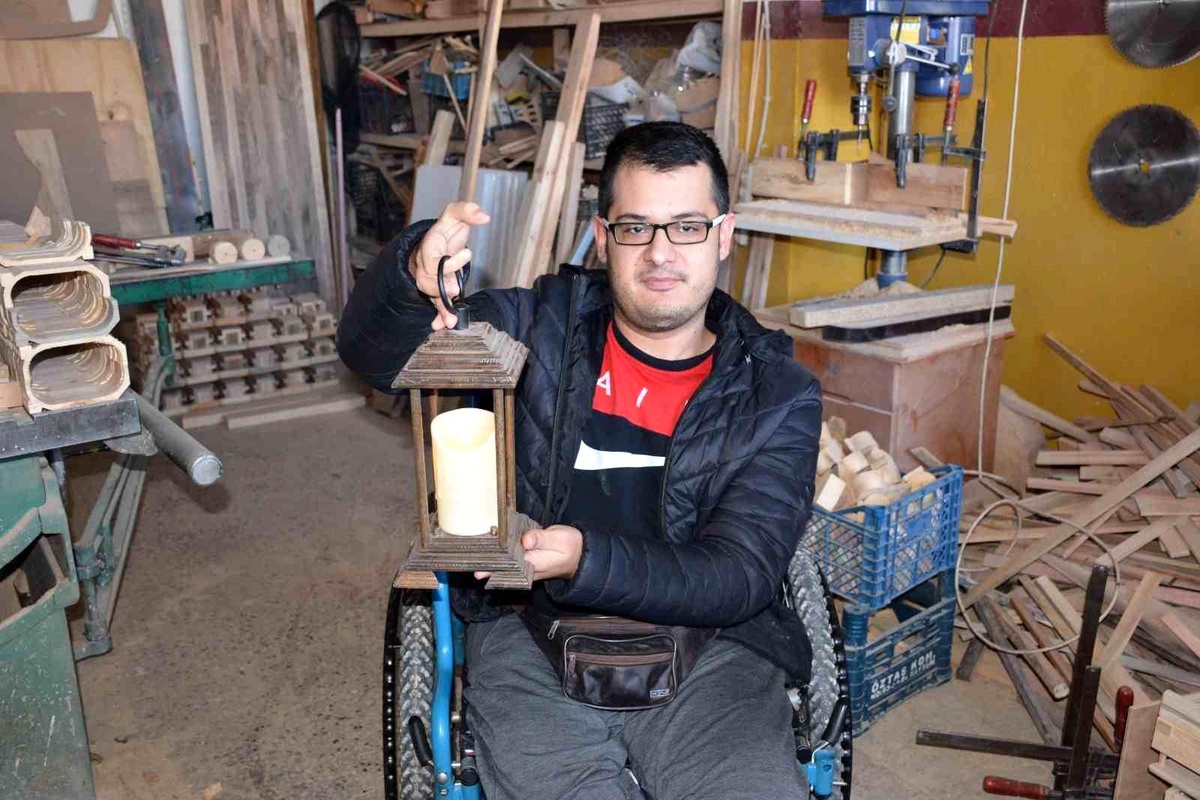 Yozgat\'ta omurilik felçli genç, ahşap oyuncaklarla hayata tutunuyor