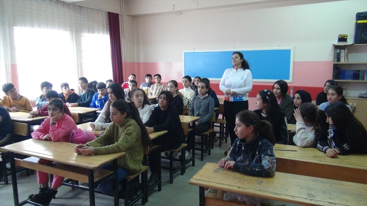 Vangölü Aktivistleri Derneği, Van ve Bitlis\'teki okullarda eğitim seminerleri düzenliyor