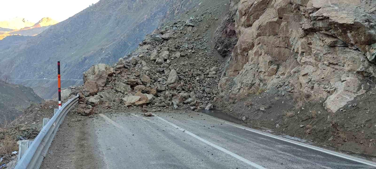Yüksekova\'da meydana gelen heyelan sonucu 3 kişi yaralandı, Van ve Hakkari ile ulaşım kesildi