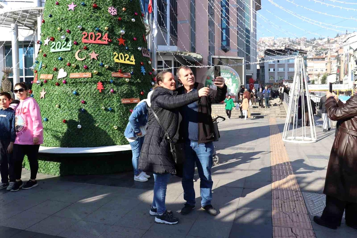 İzmit Belediyesi Yılbaşı Ağacını Süsledi