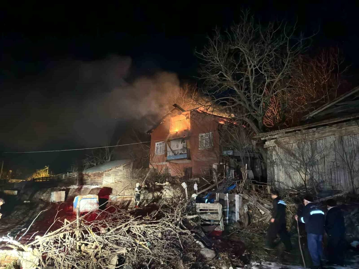 Gerede\'de 3 Katlı Boş Bina Yangını Söndürüldü