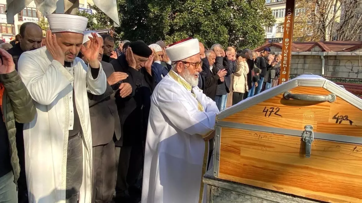 İzmit Fevziye Camii\'nin Gönüllü Hafızı Ali Rıza Kahraman Son Yolculuğuna Uğurlandı