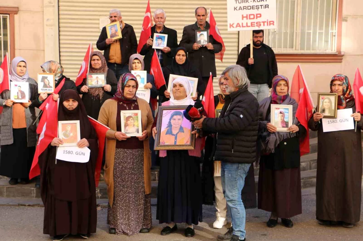 Mardin\'de kaybolan kızını isteyen anne, Diyarbakır annelerinin evlat mücadelesine katıldı