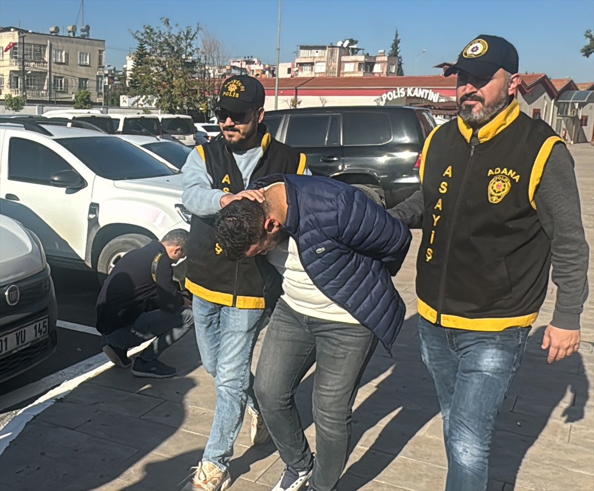 Adana\'da durdurulan takside 3 ruhsatsız silah ele geçirildi, yolcu tutuklandı