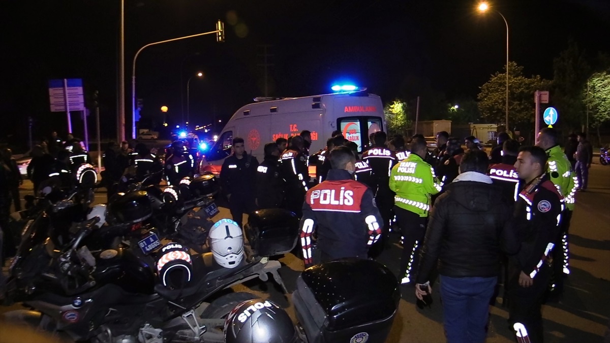 Adana\'da Elektrikli Motosiklet ile Yunus Polis Motosikleti Çarpıştı: 1 Polis Memuru ve 2 Kişi Yaralandı