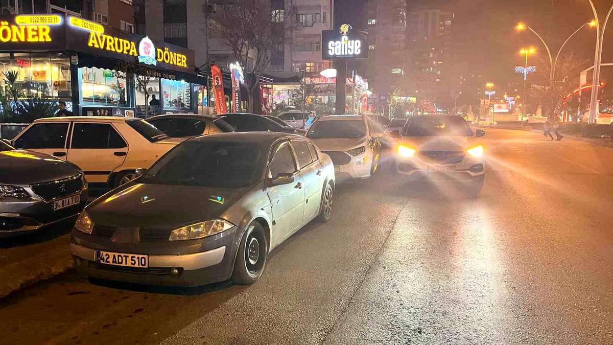 Adana\'da Bilinçsiz Sürücülerin Gelişi Güzel Parkları Trafiği Olumsuz Etkiliyor