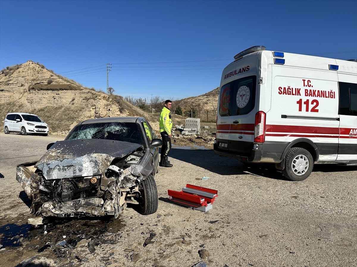 Adıyaman\'ın Kahta ilçesinde otomobil ile iş makinesi çarpışması: 3 yaralı