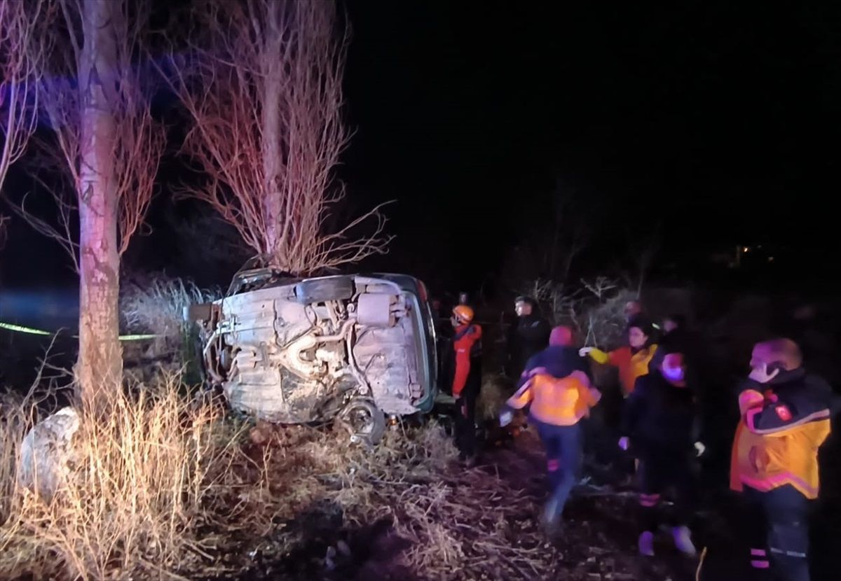 Afyonkarahisar\'da Refüje Çarpan Otomobilde 1 Kişi Hayatını Kaybetti
