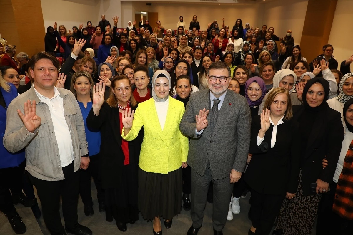 AK Parti İzmir İl Kadın Kolları Başkanlığı görevi devredildi
