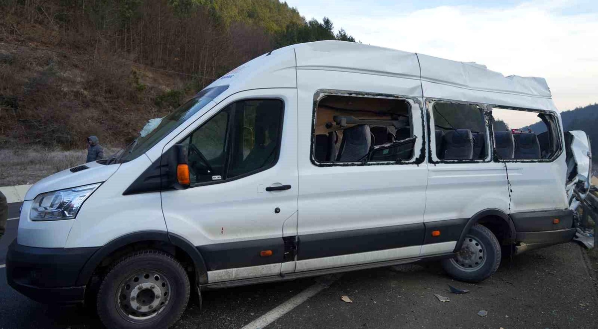 Mudurnu Kara Yolunda Kamyon ile Minibüs Çarpışması: 1 Ölü, 4 Yaralı
