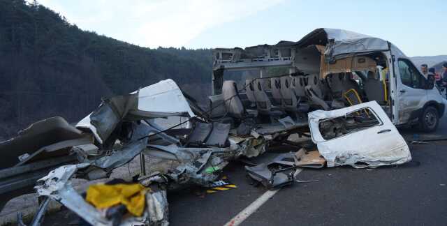 Akıllara durgunluk veren kaza, minibüs kağıt gibi yırtıldı: 1 ölü, 4 yaralı Akıllara durgunluk veren kaza, minibüs kağıt gibi yırtıldı: 1 ölü, 4 yaralı