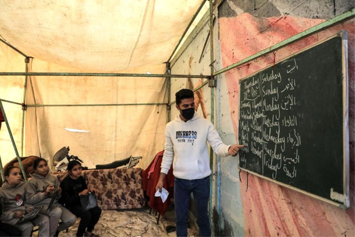 Gazze Şeridi\'nde İsrail saldırıları sonucu evsiz kalanlar okullarda barınıyor