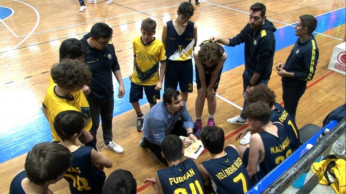 Denizli\'de düzenlenen Basketbol U-14 Yerel Lig Şampiyonası\'nda nefes kesen final