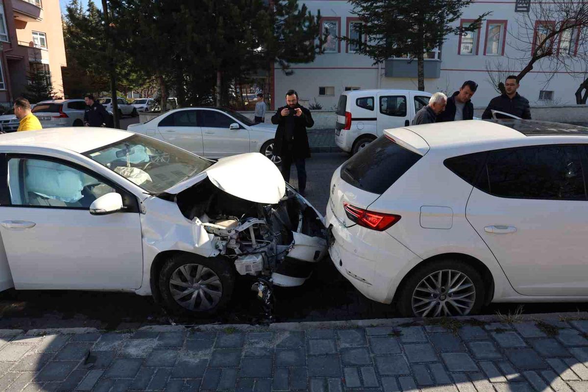 Nevşehir\'de zincirleme trafik kazasında 3 kişi yaralandı