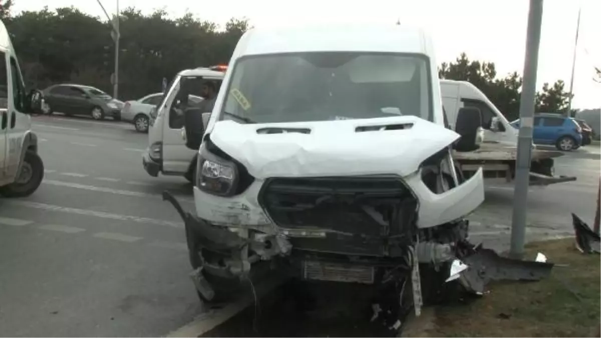 Arnavutköy\'de Otomobil Minibüse ve MOBESE Direğine Çarptı