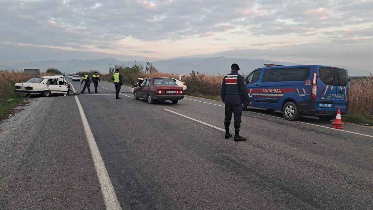 Aydın\'ın Söke ilçesinde otomobil çarpışması: 2 yaralı