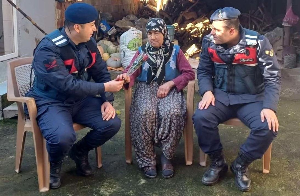Aydın İl Jandarma Komutanlığı, 80 yaş üstü vatandaşları ziyaret ediyor