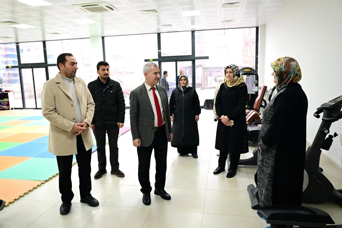 Yeşilyurt Belediye Başkanı Mehmet Çınar, Aile Danışmanlık ve Spor Merkezini ziyaret etti