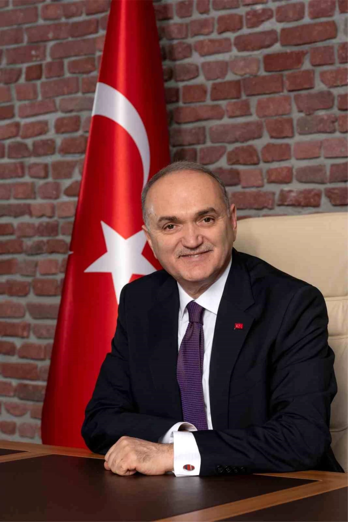 Düzce Belediye Başkanı Dr. Faruk Özlü, yeni yılda huzur ve barış temennisinde bulundu